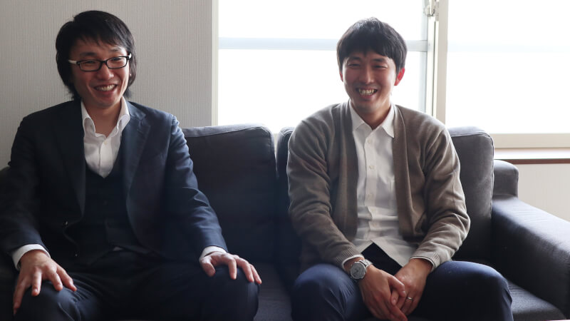 取材されるフューチャーショップ八木部長と弊社大伴社長