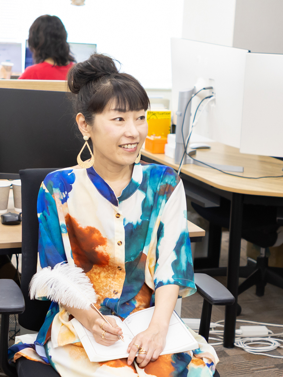 デスクでノートに書き込む様子