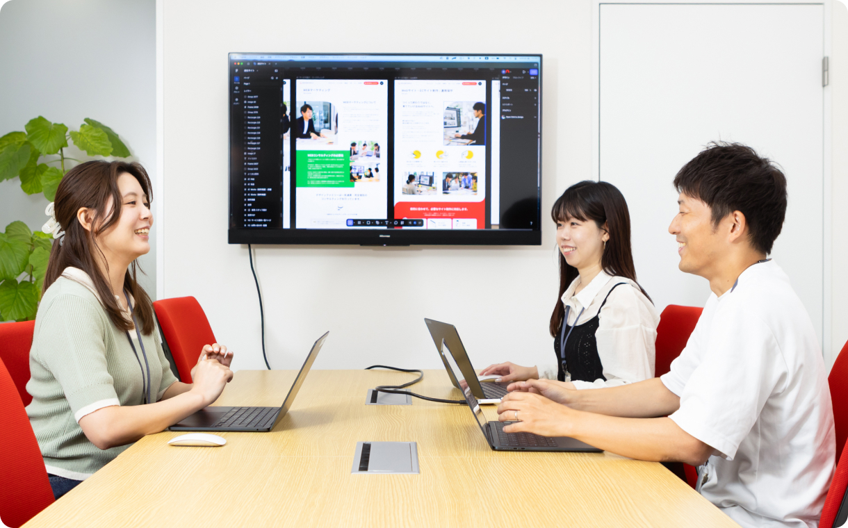 打ち合わせでサイトの画面を見ながら課題を整理している様子